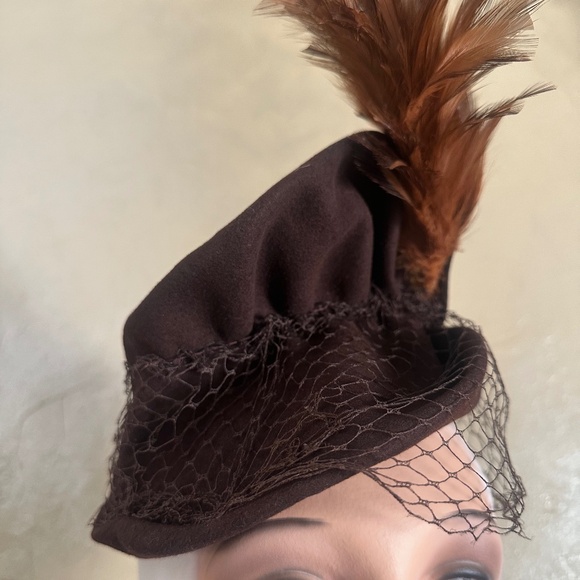 GORGEOUS 1940\'s BROWN FELT HAT WITH GATHERED CROWN, TALL FEATHERS & HALF VEIL main image 12